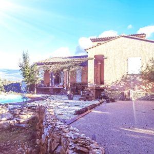Villa with views of Mont Ventoux and the Dentelles de Montmirail 