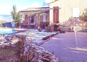 Villa with views of Mont Ventoux and the Dentelles de Montmirail 