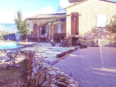 Villa with views of Mont Ventoux and the Dentelles de Montmirail 