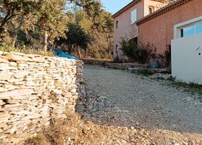 Villa with views of Mont Ventoux and the Dentelles de Montmirail 