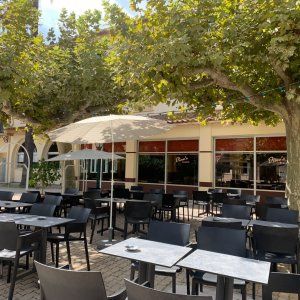 Café charmant à Cannes avec scène – Pour événements créatifs en bord de mer