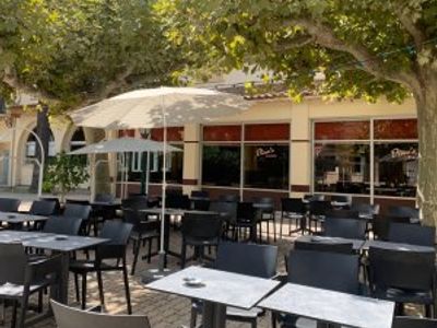 Café charmant à Cannes avec scène – Pour événements créatifs en bord de mer