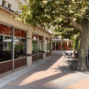 Café charmant à Cannes avec scène – Pour événements créatifs en bord de mer