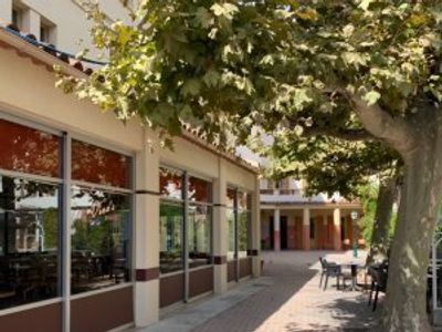 Café charmant à Cannes avec scène – Pour événements créatifs en bord de mer