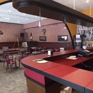 Café charmant à Cannes avec scène – Pour événements créatifs en bord de mer