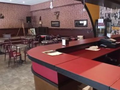 Café charmant à Cannes avec scène – Pour événements créatifs en bord de mer