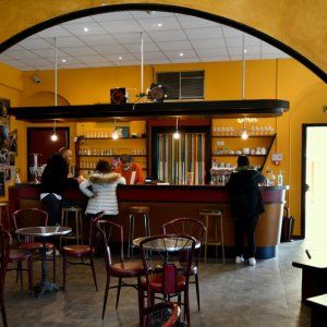 Café charmant à Cannes avec scène – Pour événements créatifs en bord de mer