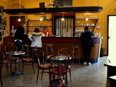 Café charmant à Cannes avec scène – Pour événements créatifs en bord de mer