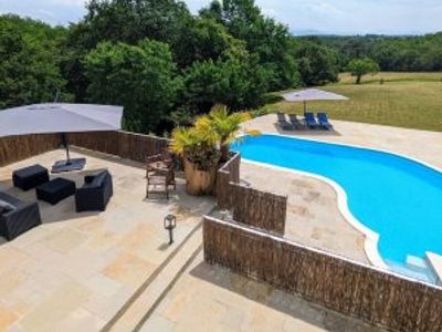 Maison basque avec grands espaces exterieurs et vue sur les Pyrénées 