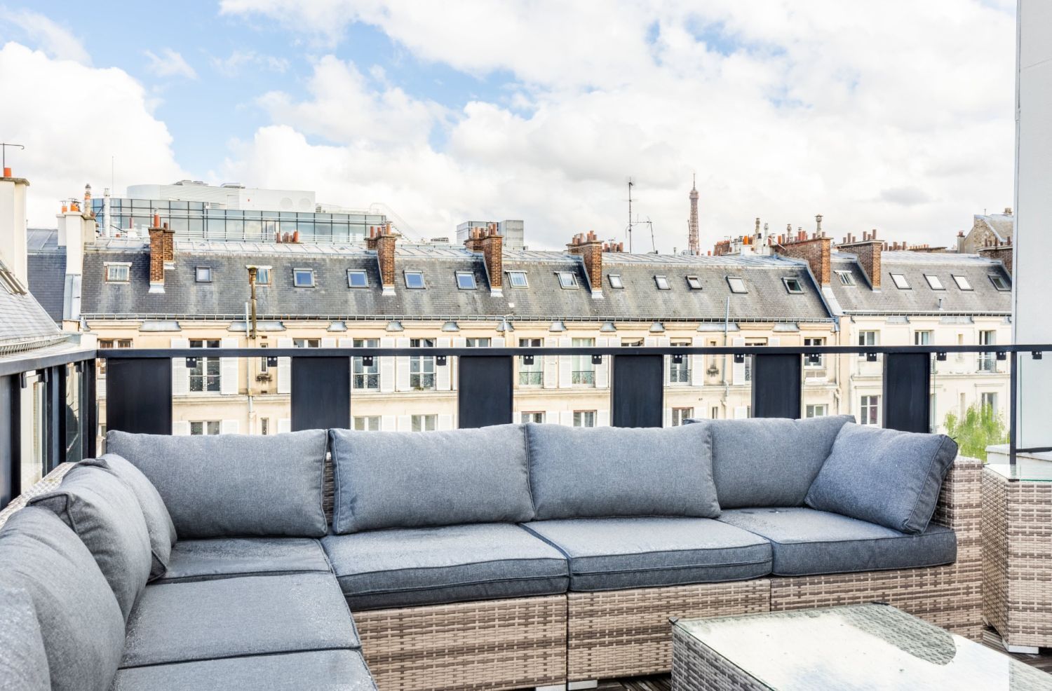Private mansion in the heart of the 16th arrondissement with rooftop and view of the Eiffel Tower