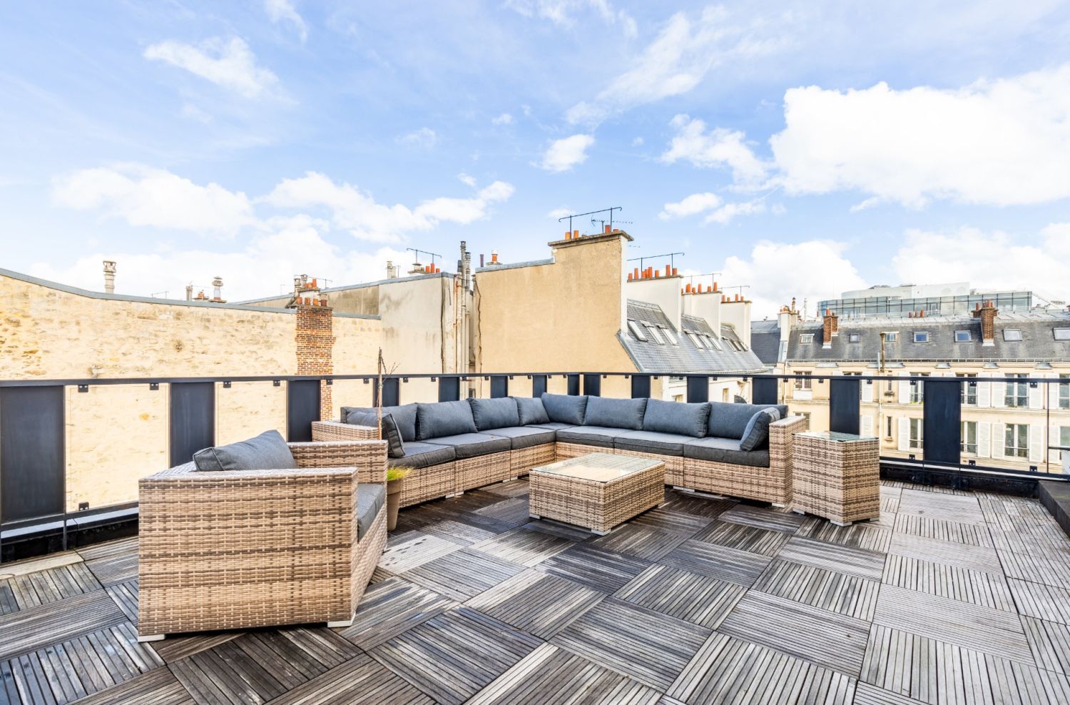 Private mansion in the heart of the 16th arrondissement with rooftop and view of the Eiffel Tower