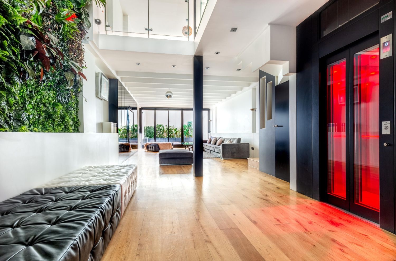 Private mansion in the heart of the 16th arrondissement with rooftop and view of the Eiffel Tower
