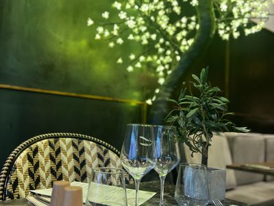 Restaurant central authentique à Cannes avec terrasse – Pour événements