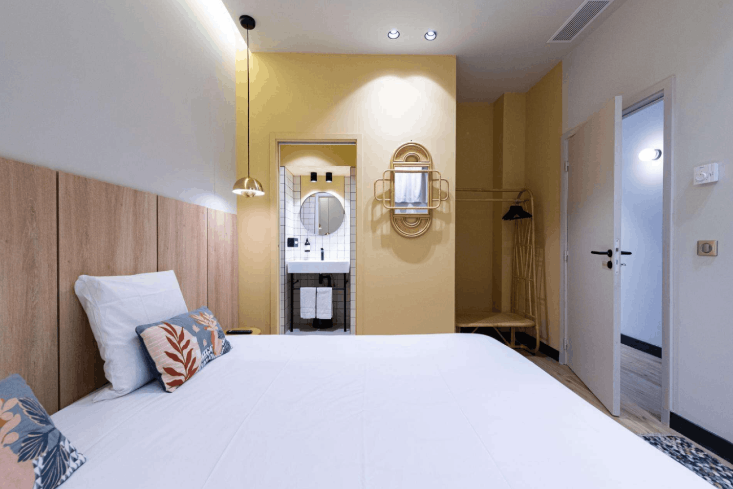 Modern 2-Bedroom Cannes Apartment Opposite Palais des Festivals