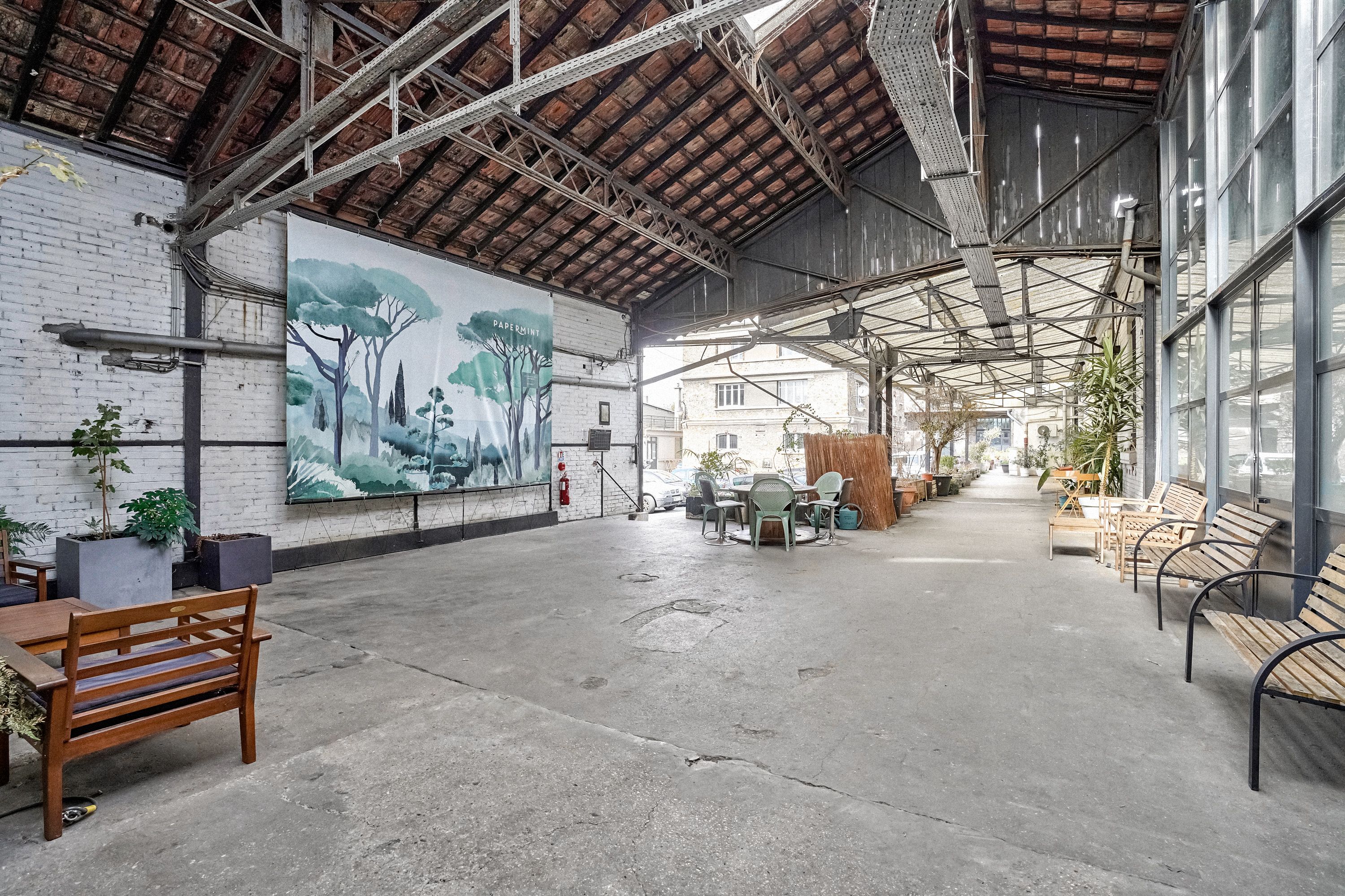 Large industrial Eiffel loft, steel, brick and glass roof