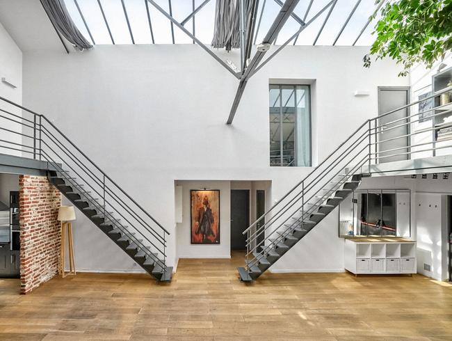 Large industrial Eiffel loft, steel, brick and glass roof