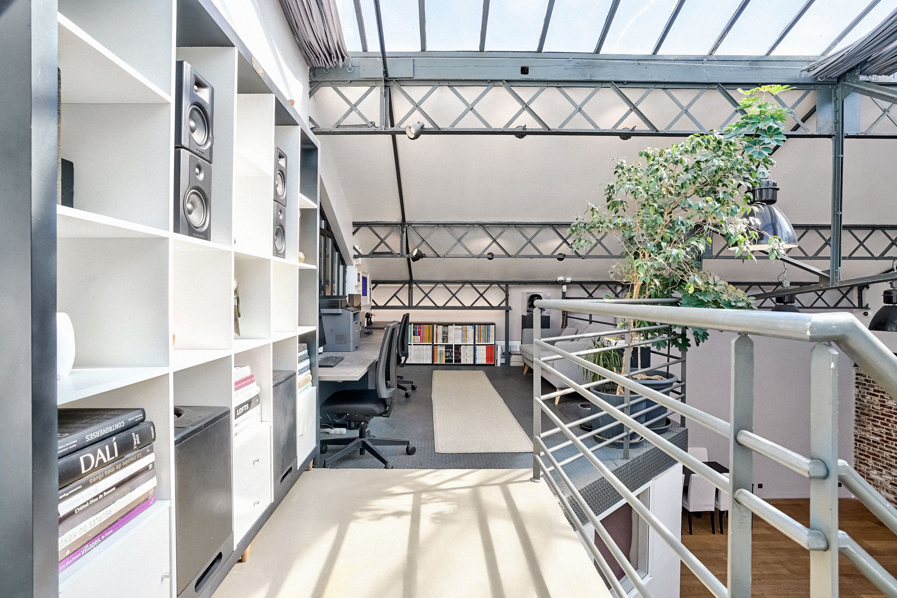 Large industrial Eiffel loft, steel, brick and glass roof