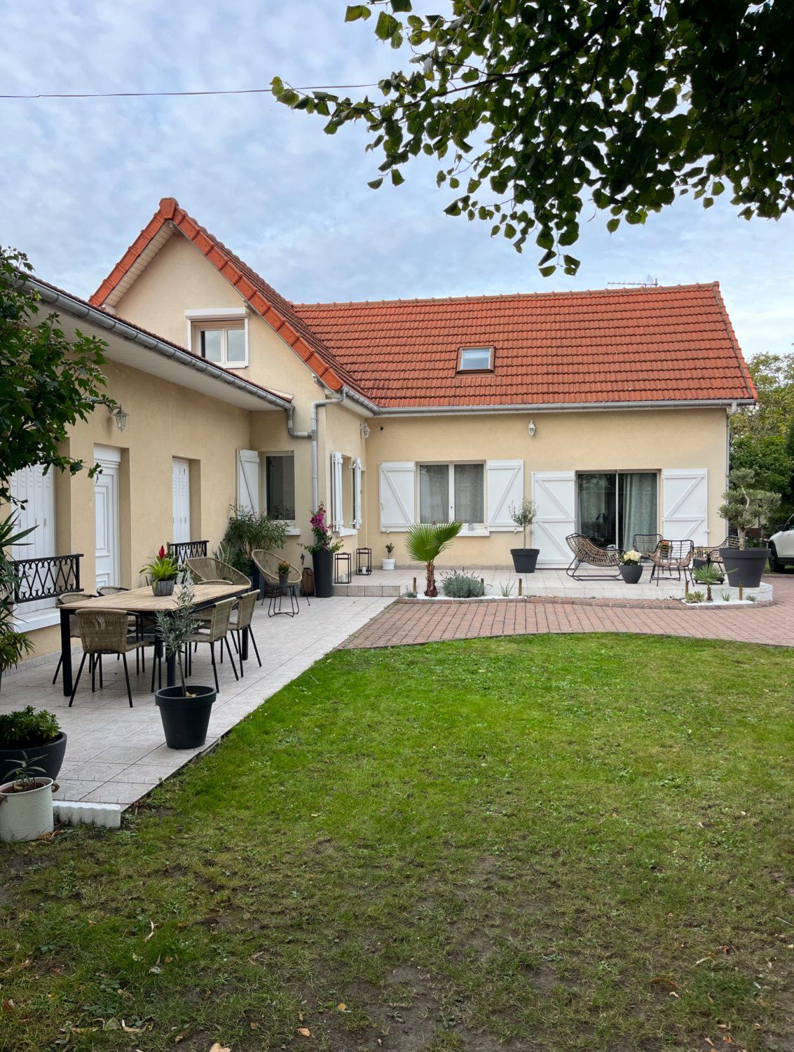 Family home with magnificent wooded garden