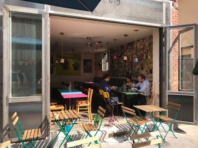 Restaurant with 36 seats and a bar