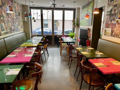 Restaurant with 36 seats and a bar