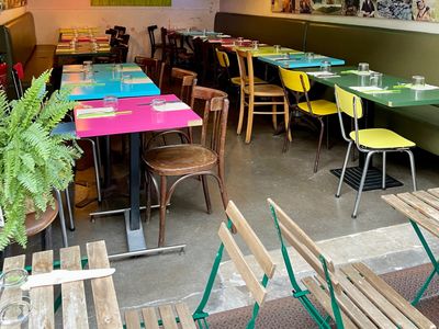 Restaurant with 36 seats and a bar