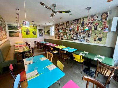 Restaurant with 36 seats and a bar