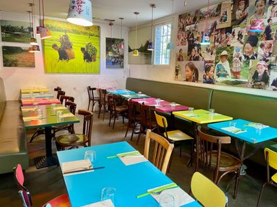 Restaurant with 36 seats and a bar