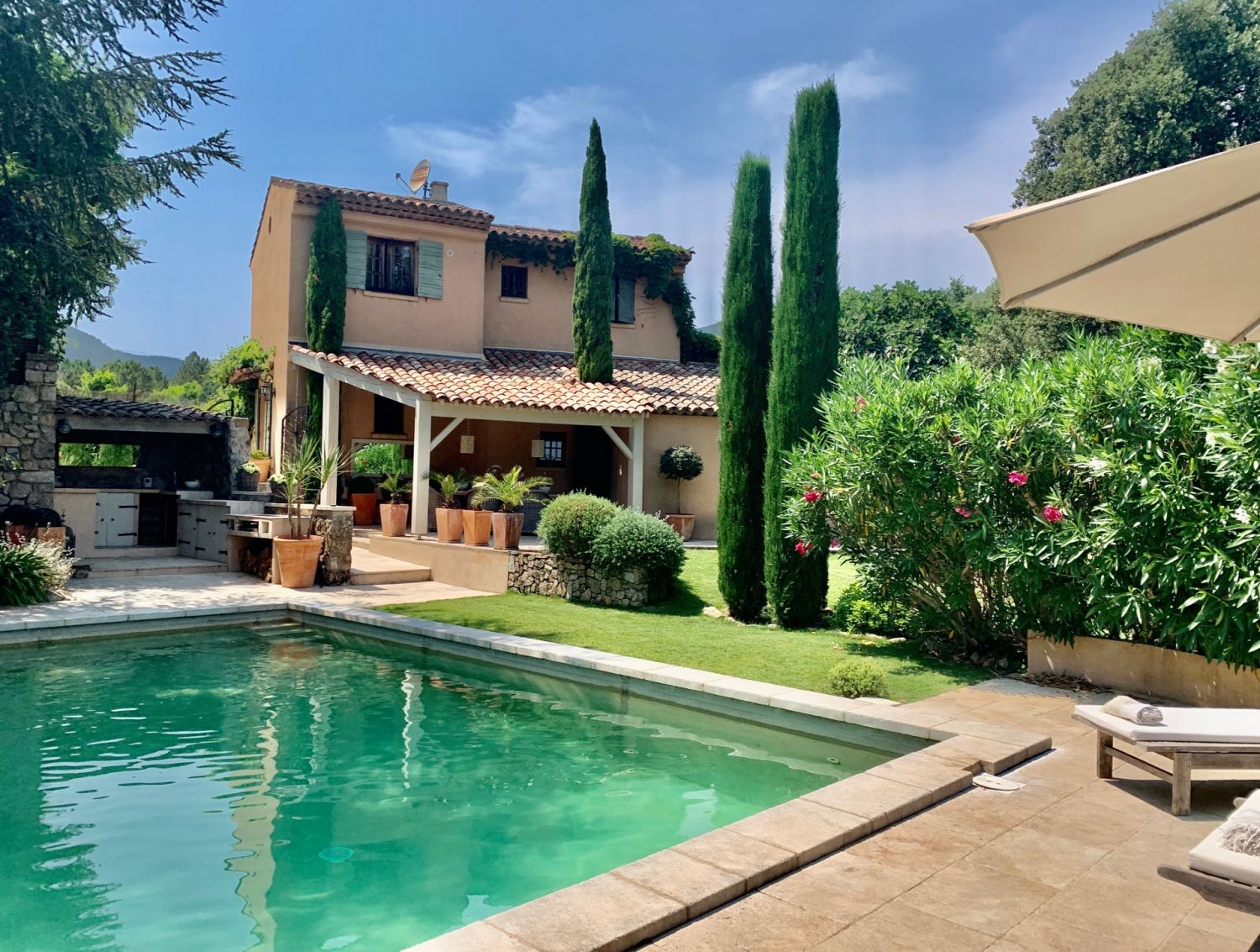Domaine Provençal avec Piscines Privées et Vues sur les Vignes