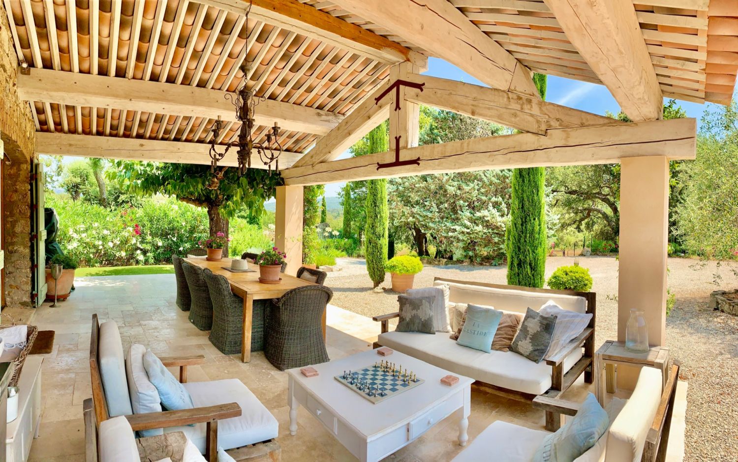 Domaine Provençal avec Piscines Privées et Vues sur les Vignes