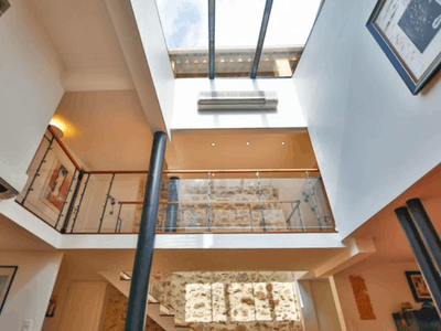 Stylish 4-Bedroom Cannes Triplex Near Old Port for Events & Stays