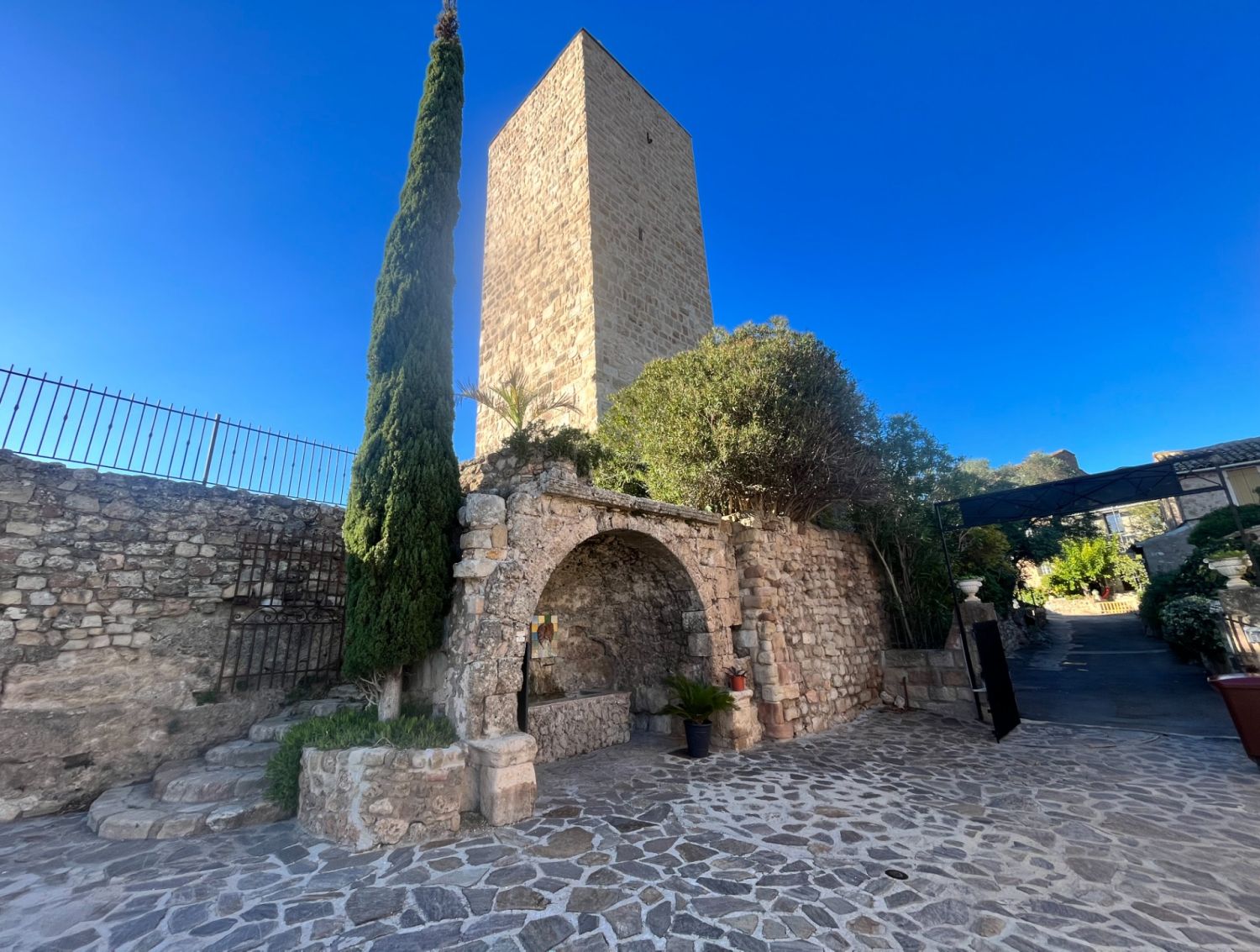 Château du XIIIème siècle dans une cité médiévale