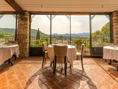 Château du XIIIème siècle dans une cité médiévale