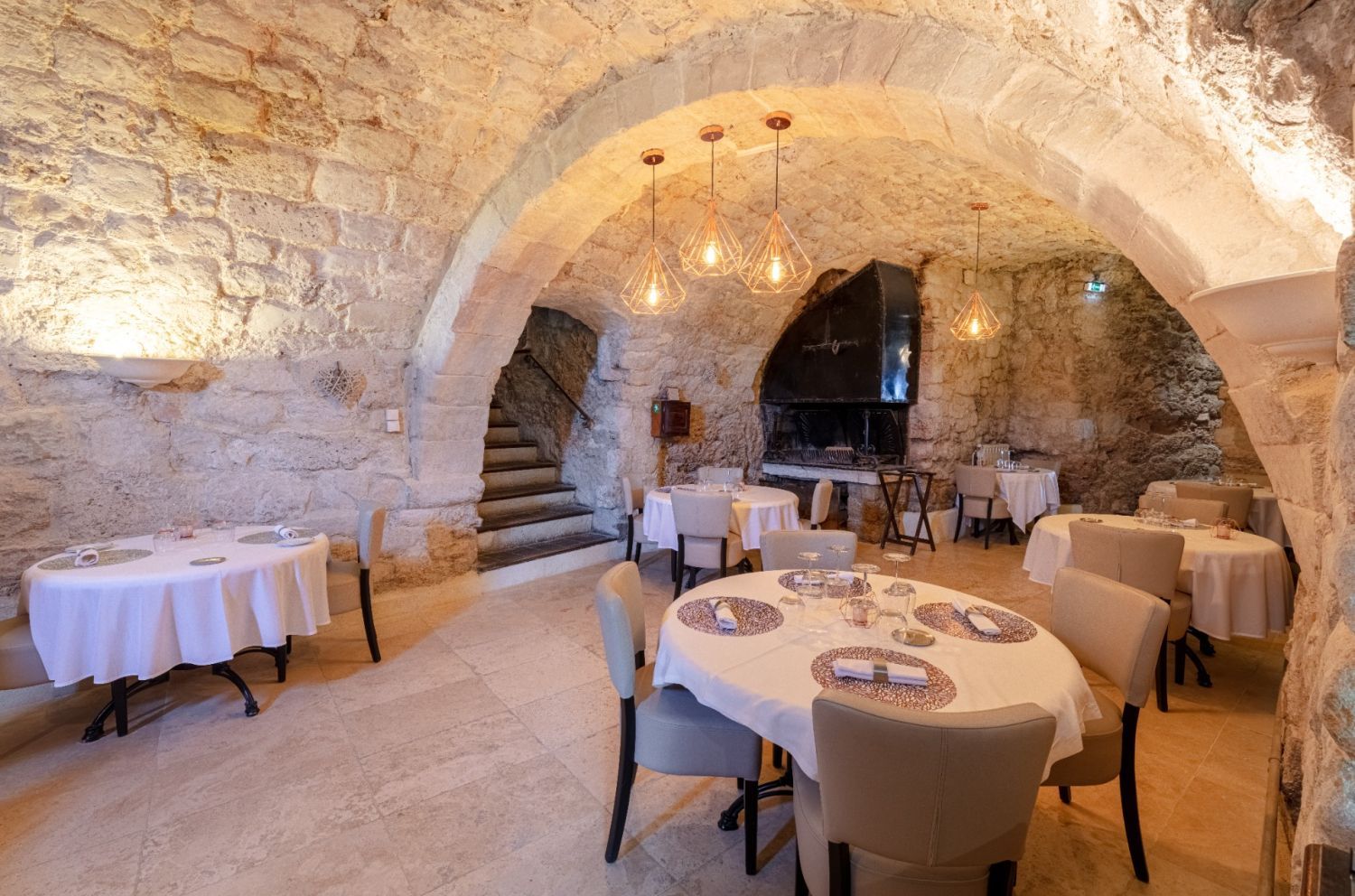 Château du XIIIème siècle dans une cité médiévale
