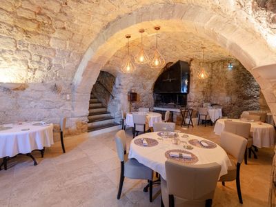 Château du XIIIème siècle dans une cité médiévale