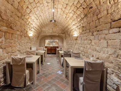 Château du XIIIème siècle dans une cité médiévale