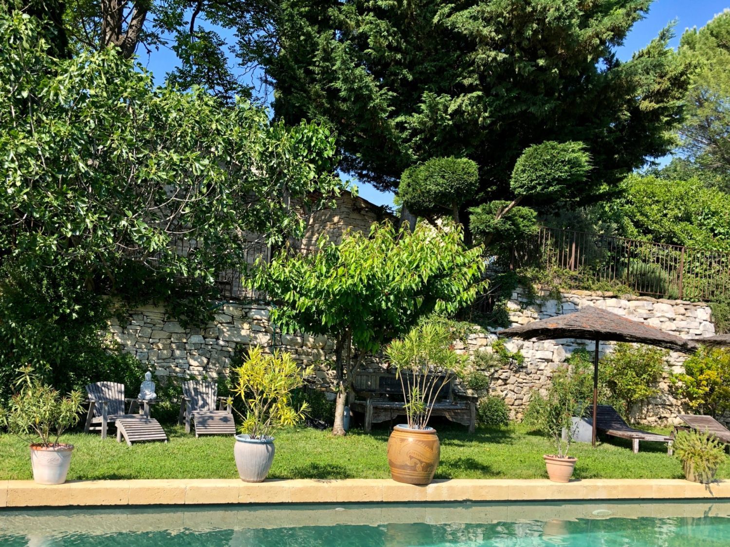 Charmant mas provençal du 17e siècle au coeur d'une colline 