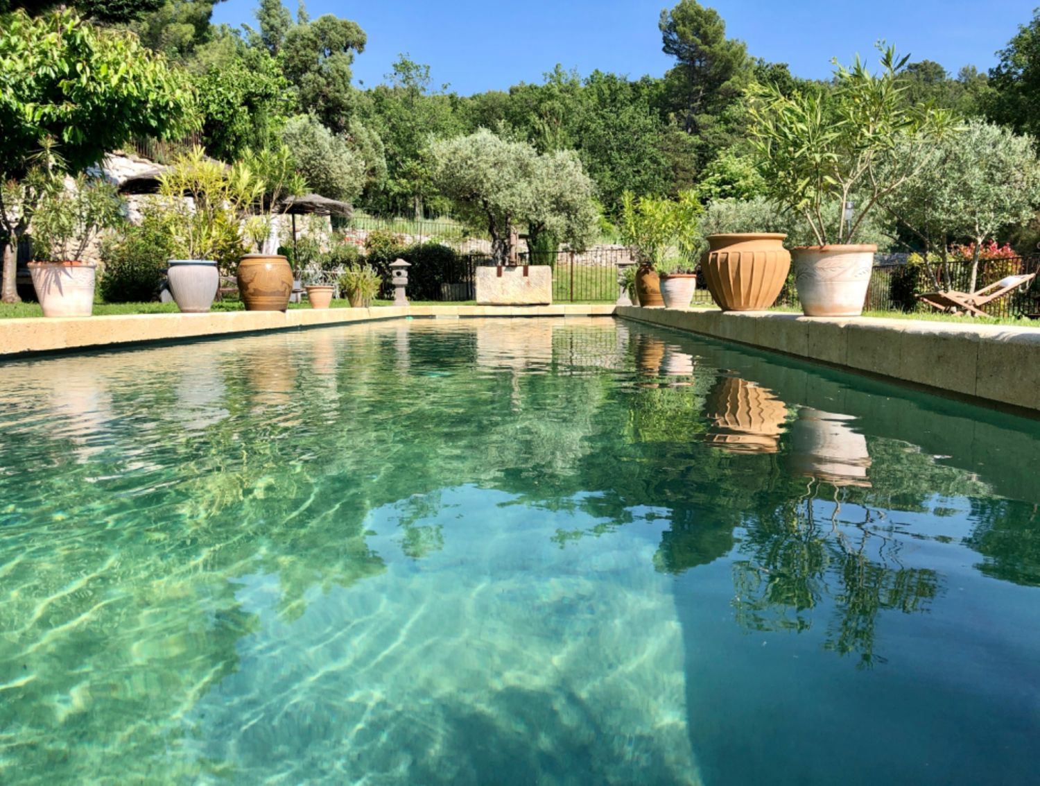 Charmant mas provençal du 17e siècle au coeur d'une colline 