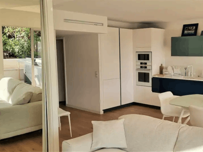 Sea-View Cannes Garden Apartment with Terrace in Palm Beach