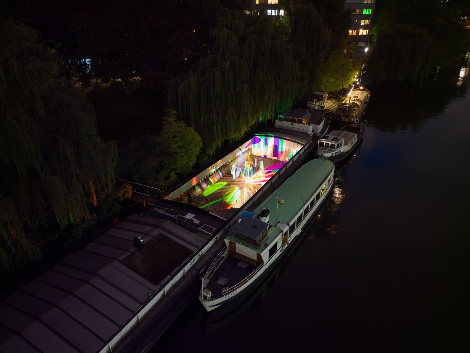Péniche fluviale historique dans le centre de Berlin