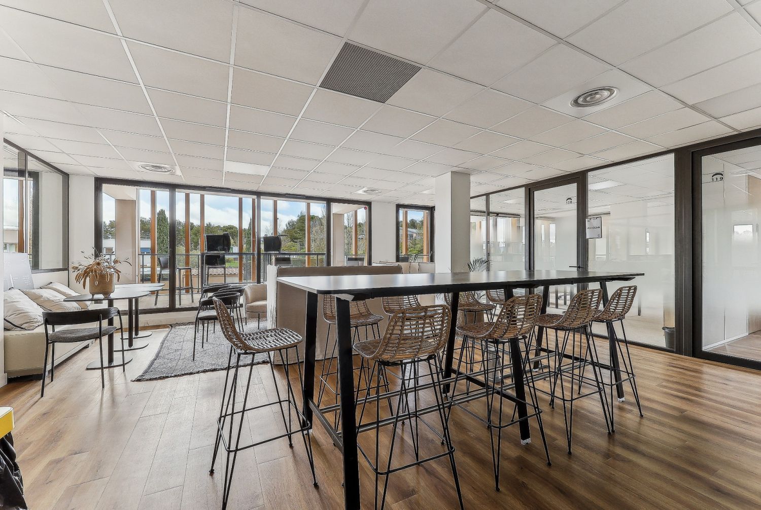 Lounges design dans un coworking cosy et inspirant