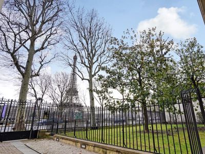Lieu d'événement de luxe à Paris avec vue sur la Tour Eiffel et jardins