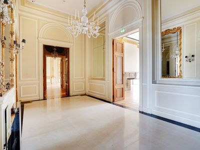 Lieu d'événement de luxe à Paris avec vue sur la Tour Eiffel et jardins