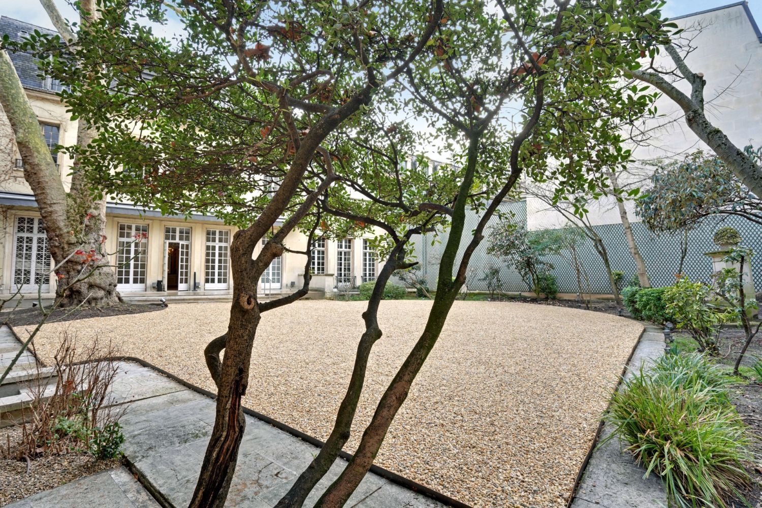 Lieu d'événement de luxe à Paris avec vue sur la Tour Eiffel et jardins