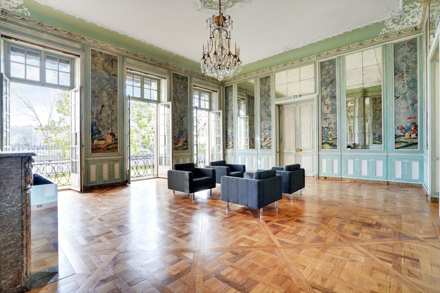 Lieu d'événement de luxe à Paris avec vue sur la Tour Eiffel et jardins