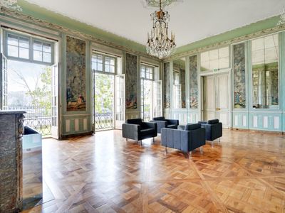 Lieu d'événement de luxe à Paris avec vue sur la Tour Eiffel et jardins