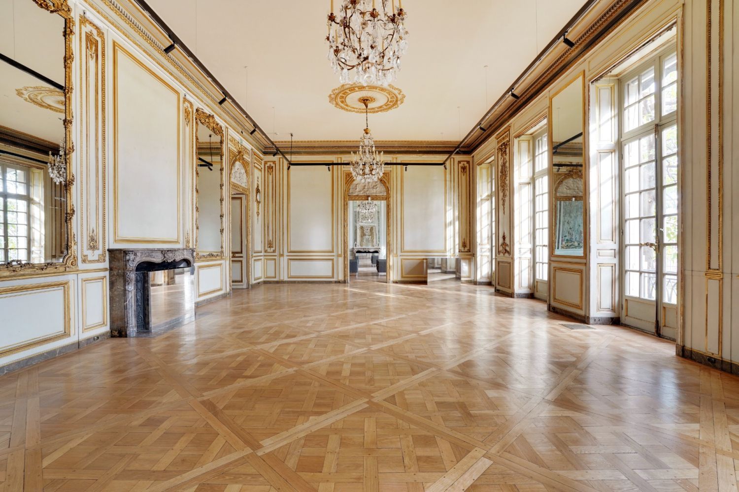 Lieu d'événement de luxe à Paris avec vue sur la Tour Eiffel et jardins