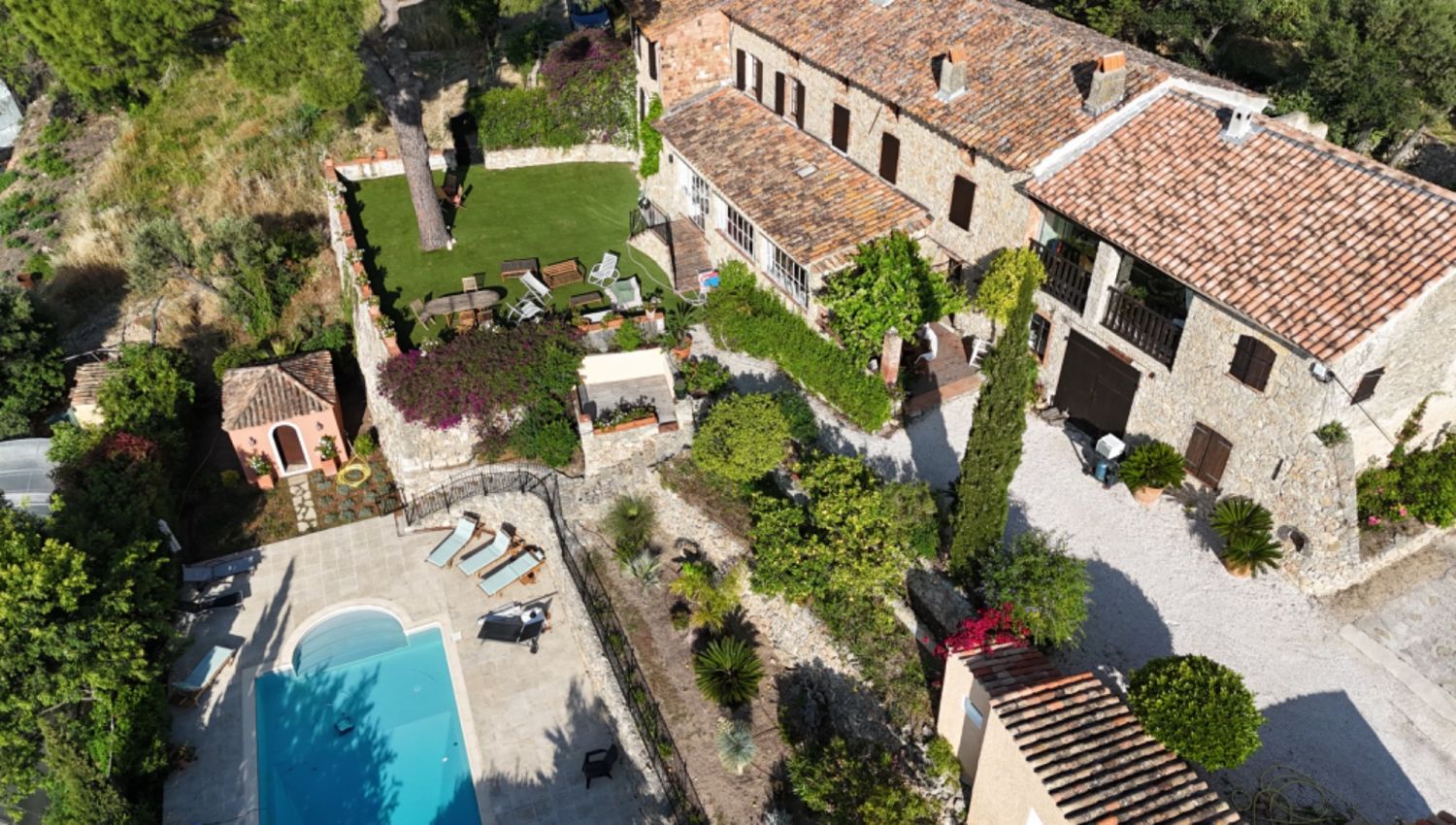 Typically Provencal farmhouse in exposed stones 