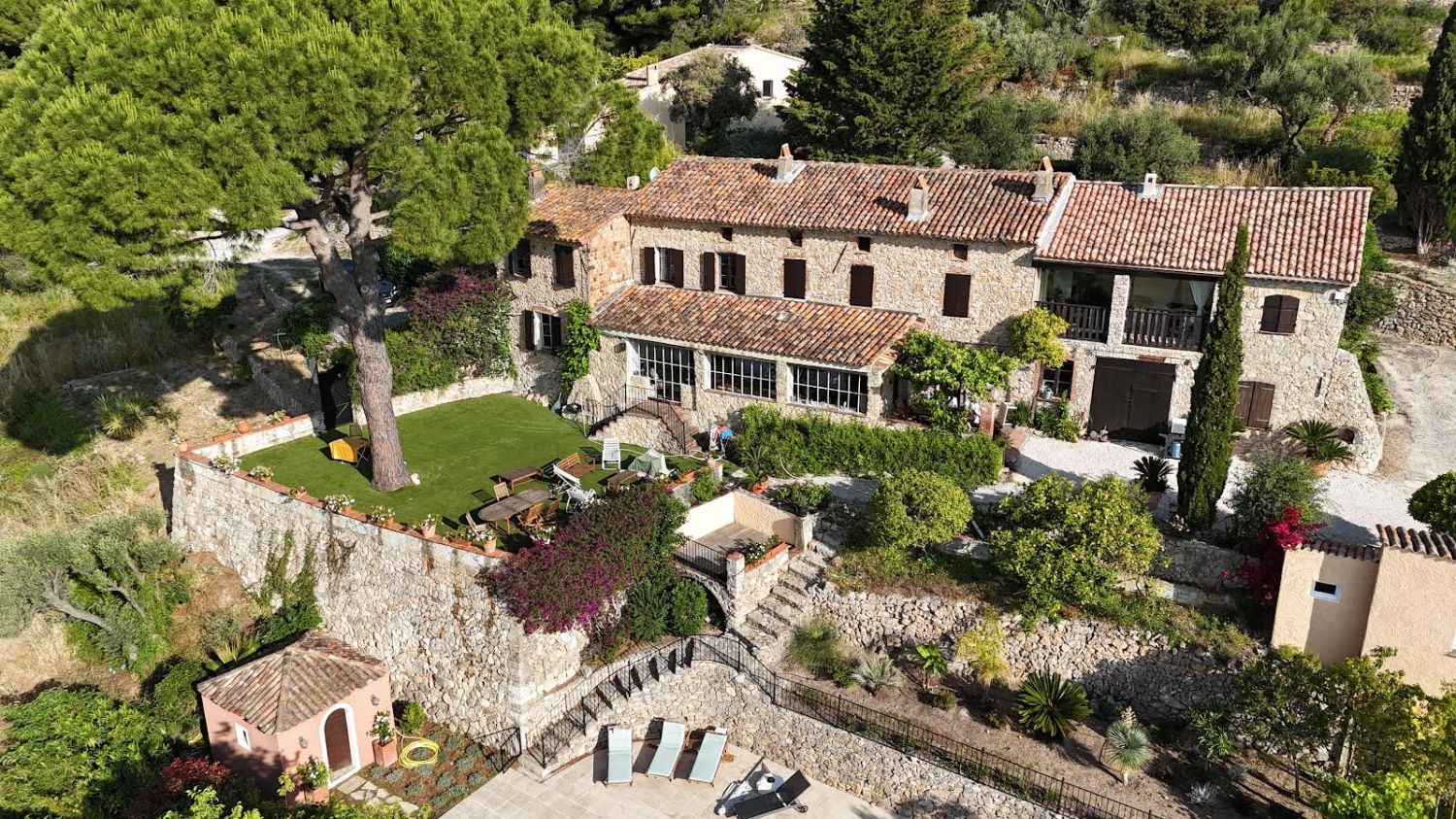 Typically Provencal farmhouse in exposed stones 