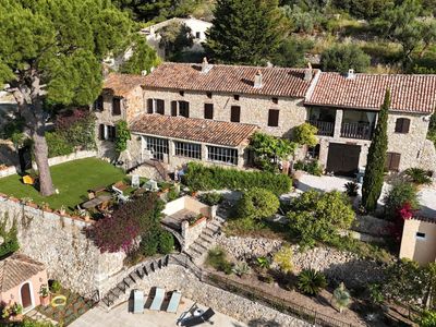 Typically Provencal farmhouse in exposed stones 