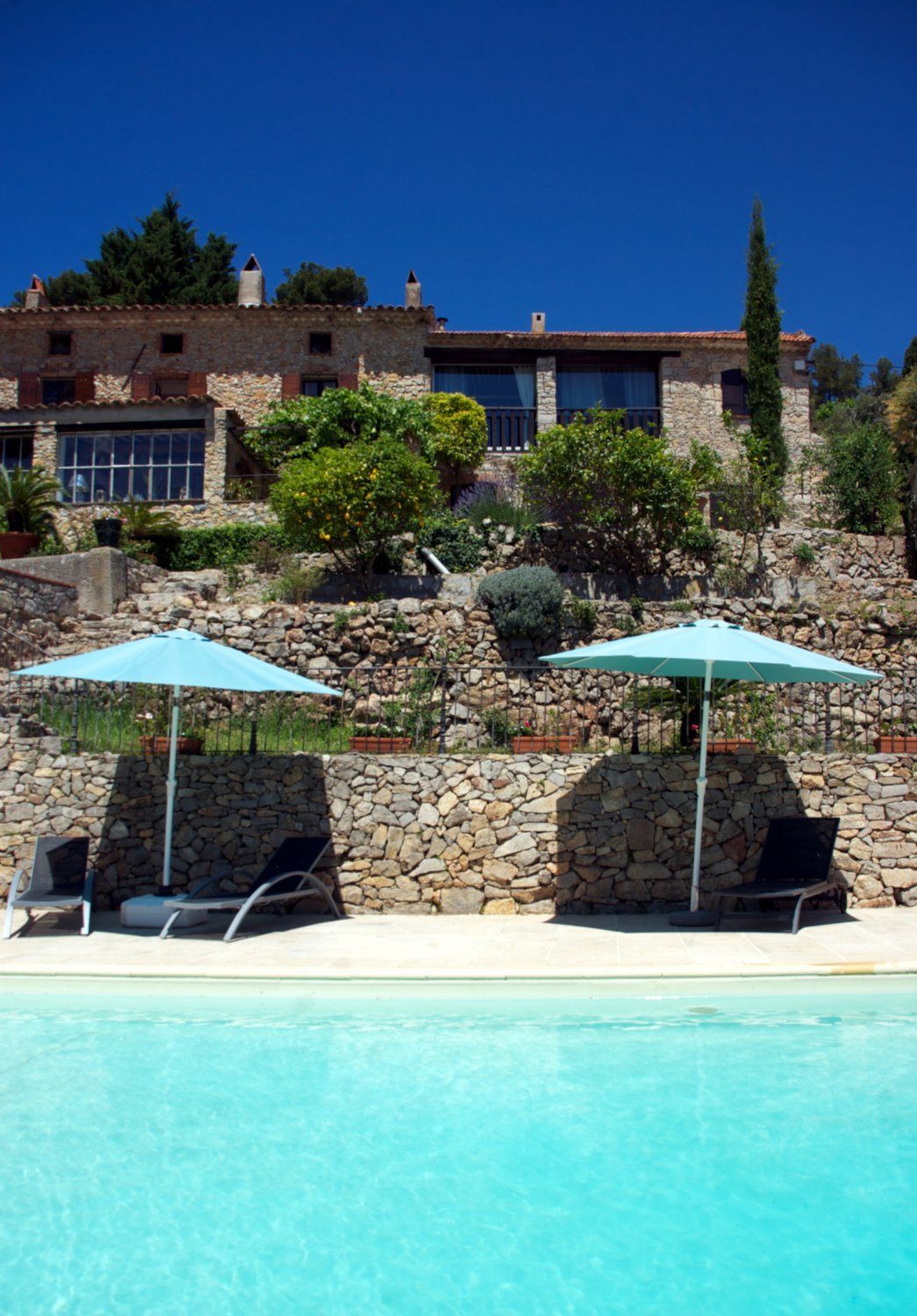 Typically Provencal farmhouse in exposed stones 